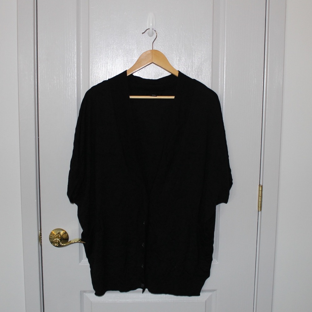 BLACK SHORT SLEEVE BUTTON UP SWEATER